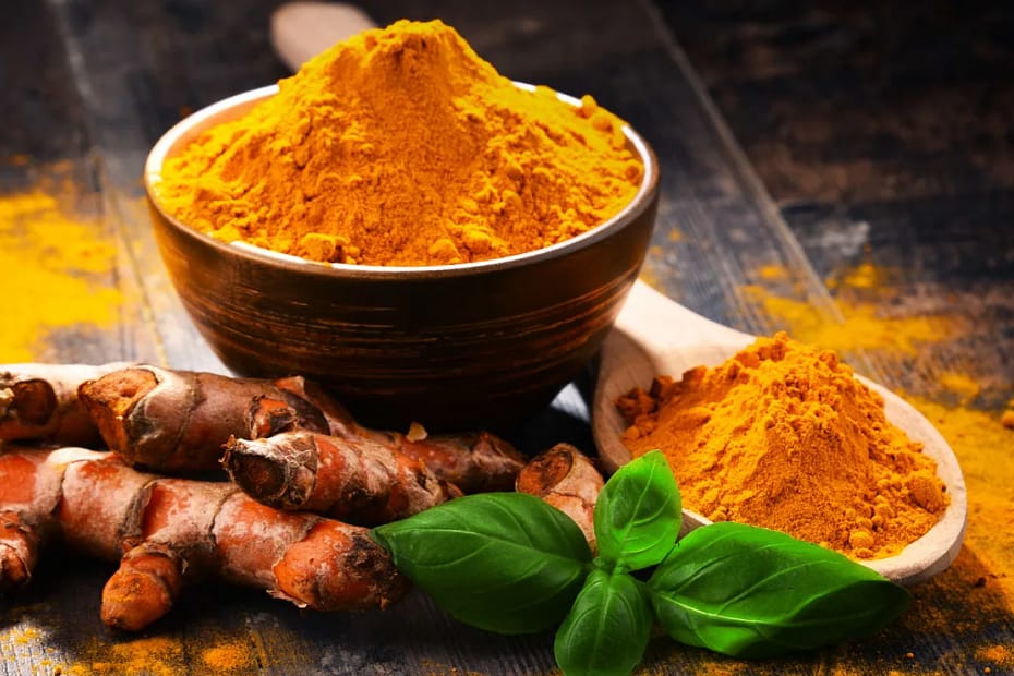 Cúrcuma en un cuenco madera